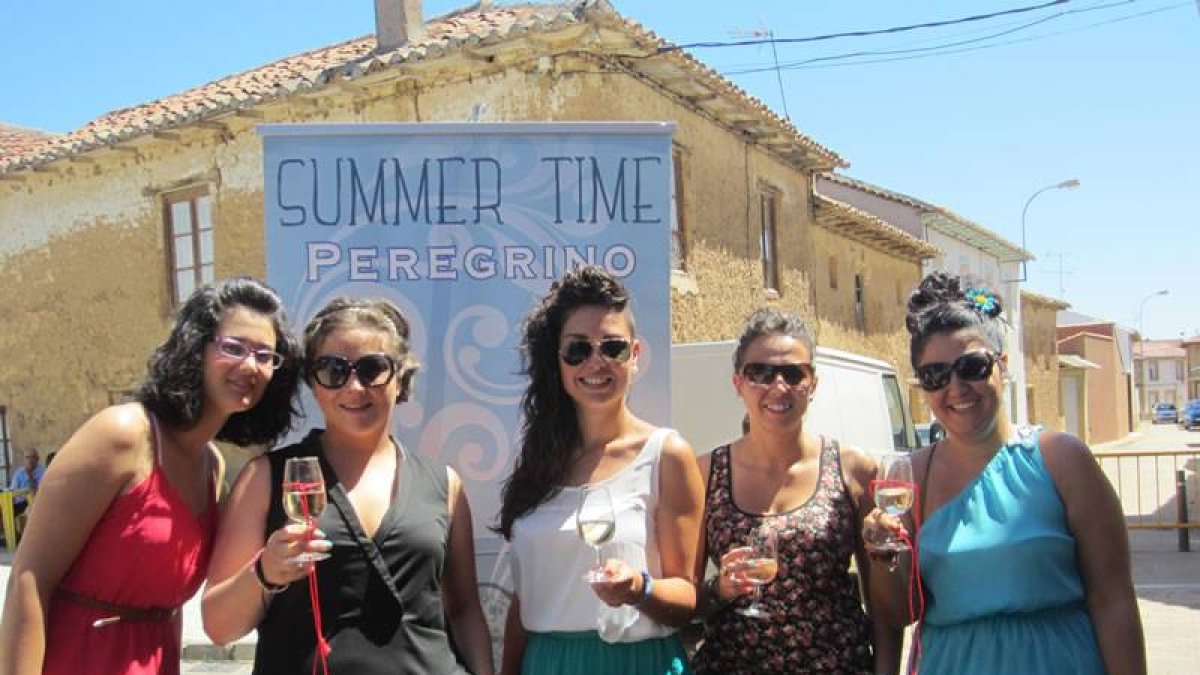 Varias jóvenes participan en el Summer Time en la pasada feria de Gordoncillo.