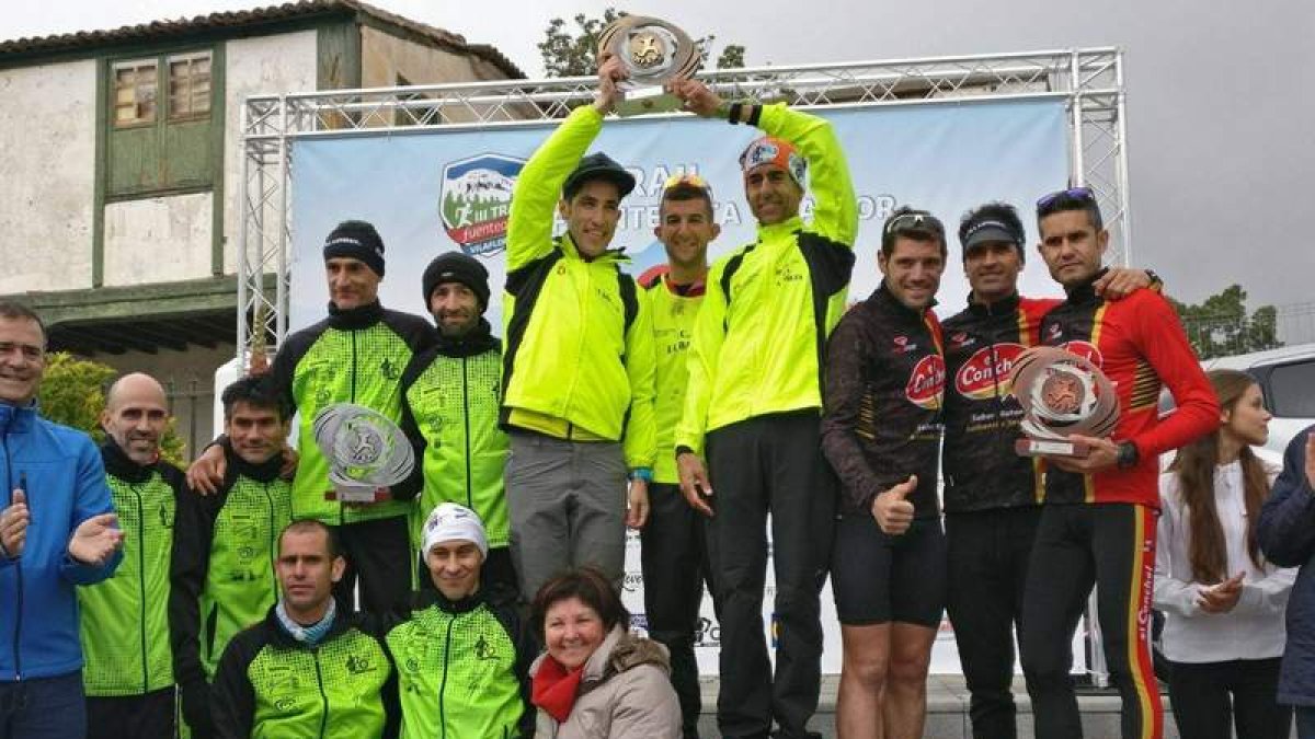 Los tres representantes del Club La Bañeza en lo más alto del podio del nacional de trail. DL