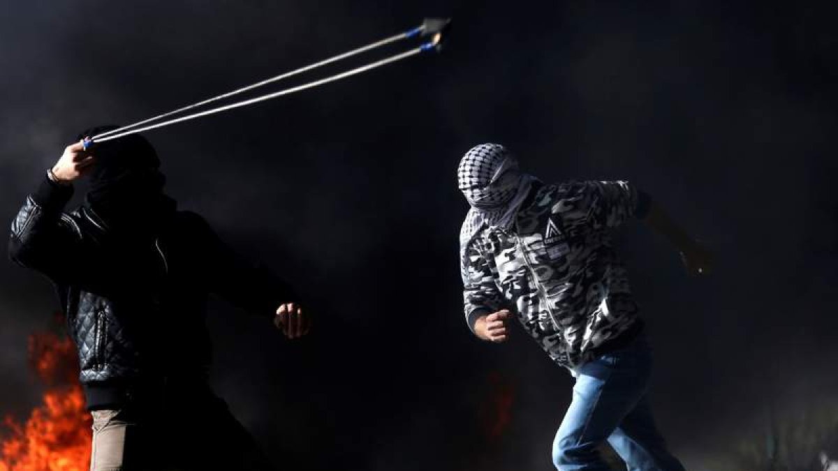 Un manifestante arroja piedras durante un enfrentamiento con tropas israelíes en Ramala. S. HATEM