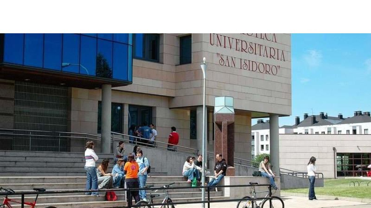Alumnos de la Universidad de León a las puertas de la Biblioteca Universitaria San Isidoro, durante uno de sus descansos. DL.
