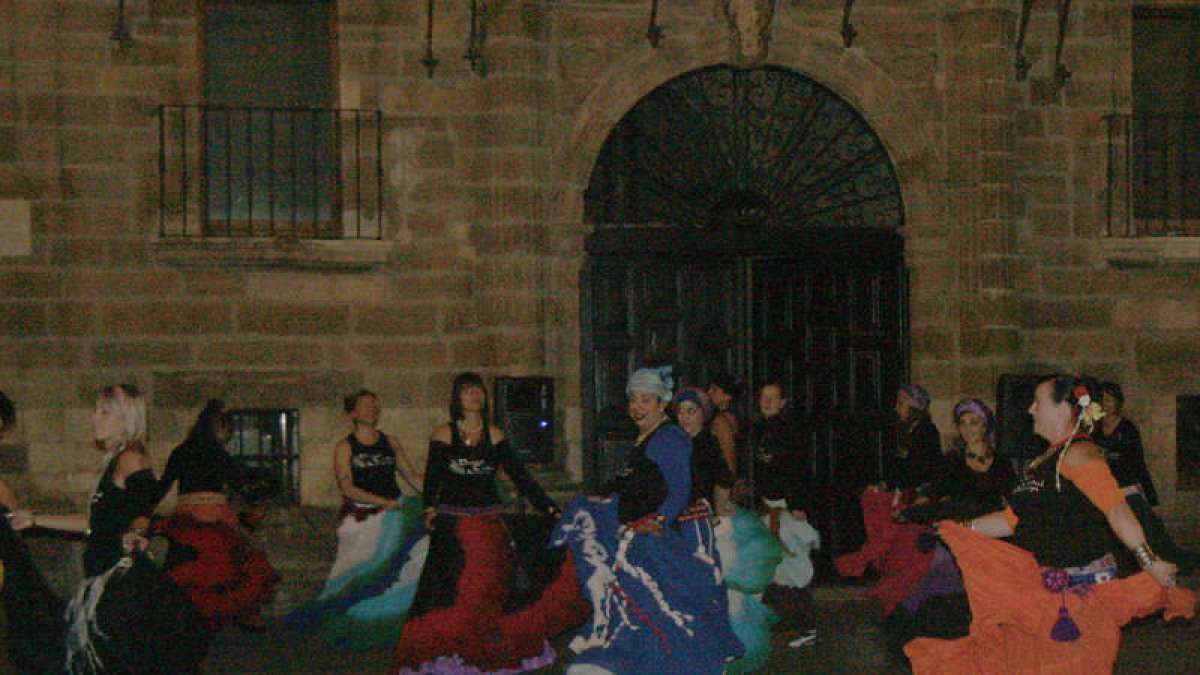 Mandala Tribal Troupe ejecuta la danza tribal americana ante la puerta del Ayuntamiento.