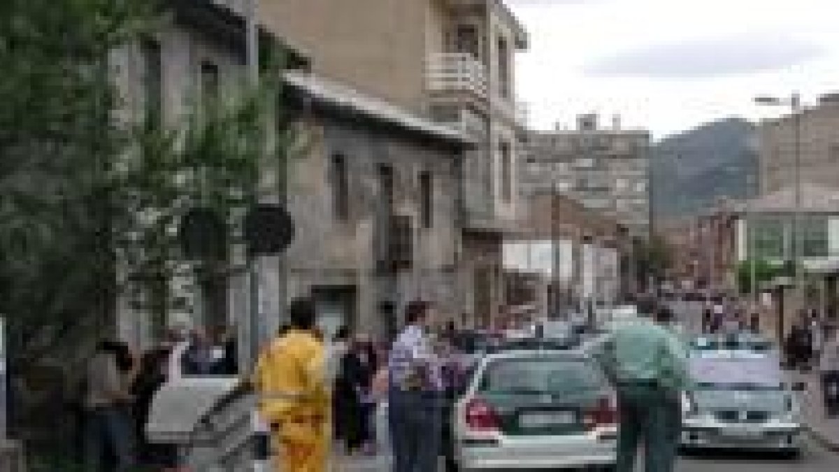 A la izquierda de la imagen puede verse el cuerpo de la atropellada cubierto con una manta