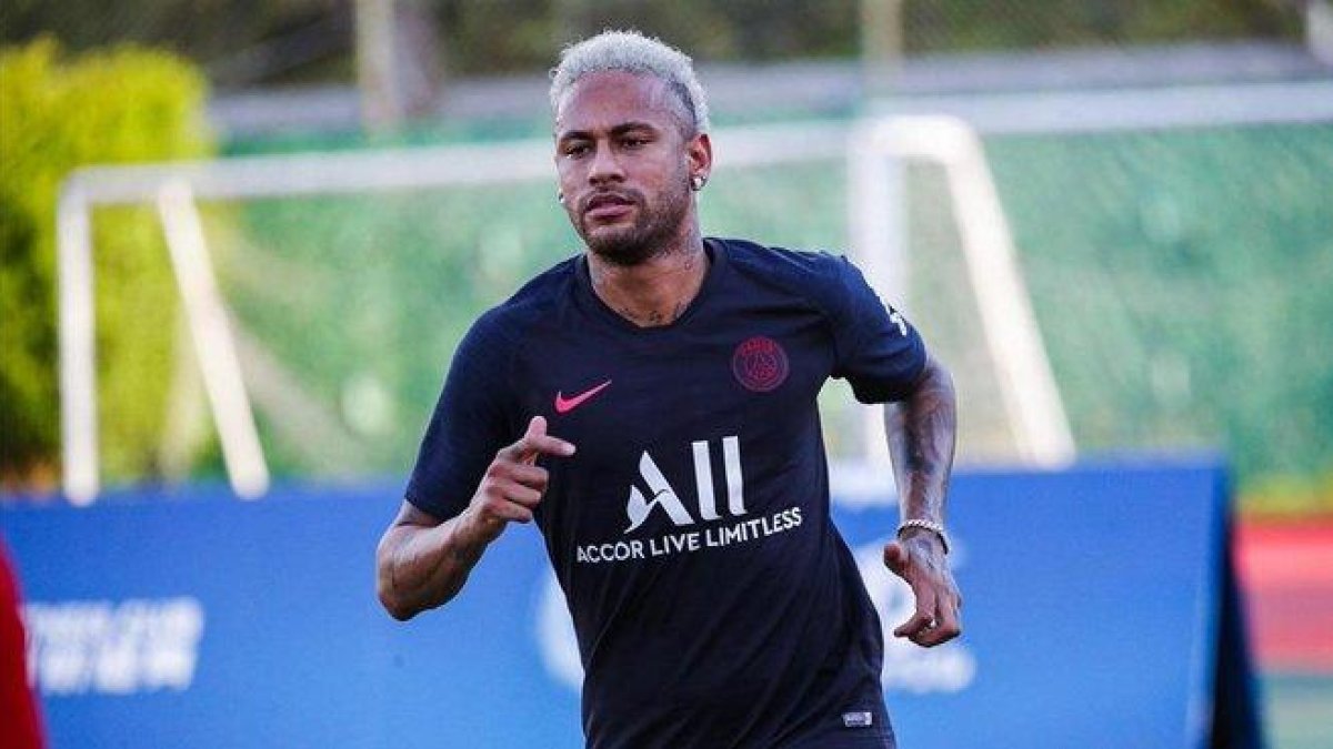 Neymar, entrenando en solitario en Shenzhen (China).