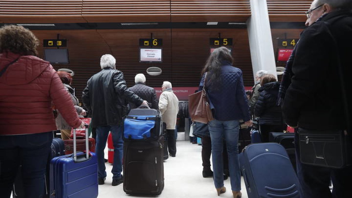 Imagen de un grupo de viajeros en el aeropuerto de León. JESÚS F. SALVADORES