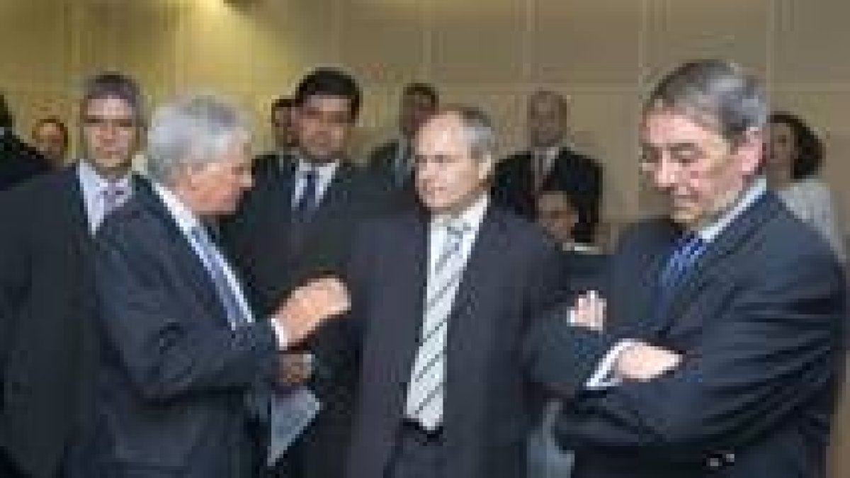 En el centro, el ministro de Industria, José Montilla, que inauguró ayer el nuevo Centro de Control