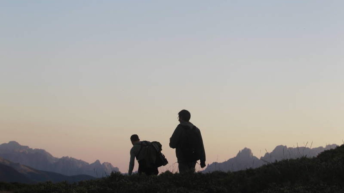 A la izquierda, un bonito paisaje de la montaña leonesa. Sobre estas líneas, de arriba a abajo, el río Órbigo a su paso por Carrizo de la Ribera, instalaciones de Factor Espacio San Feliz y vista de la Plaza del Grano.