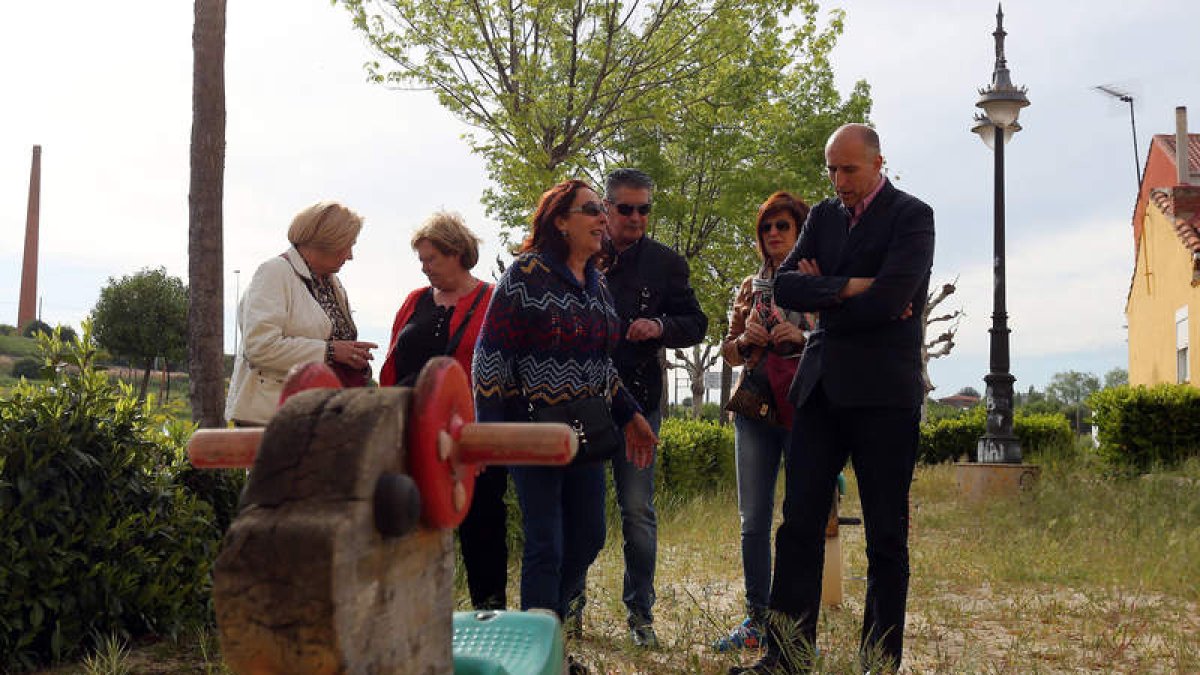 Diez comprueba el estado del único parque infantil del barrio de La Inmaculada.