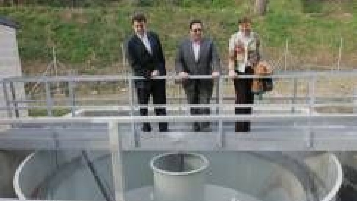El alcalde López Riesco, junto al arquitecto de la obra y la responsable municipal de Medio Ambiente