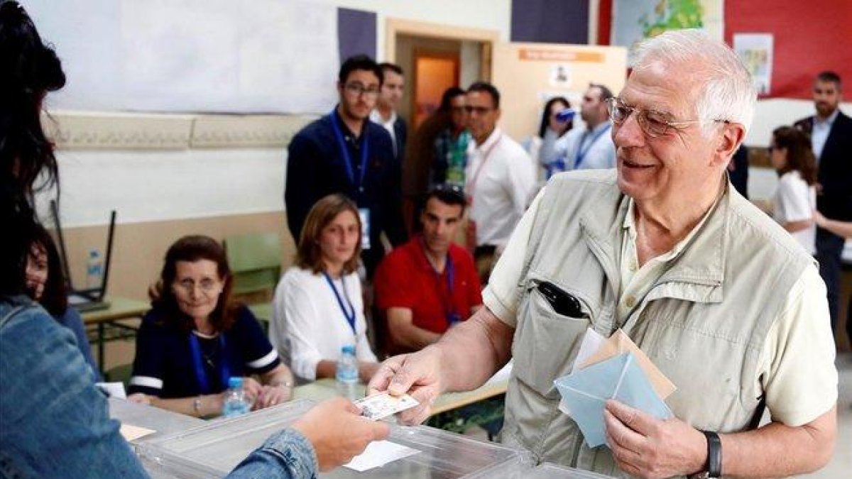Josep Borrell vota en un colegio electoral de Valdemorillo, Madrid.