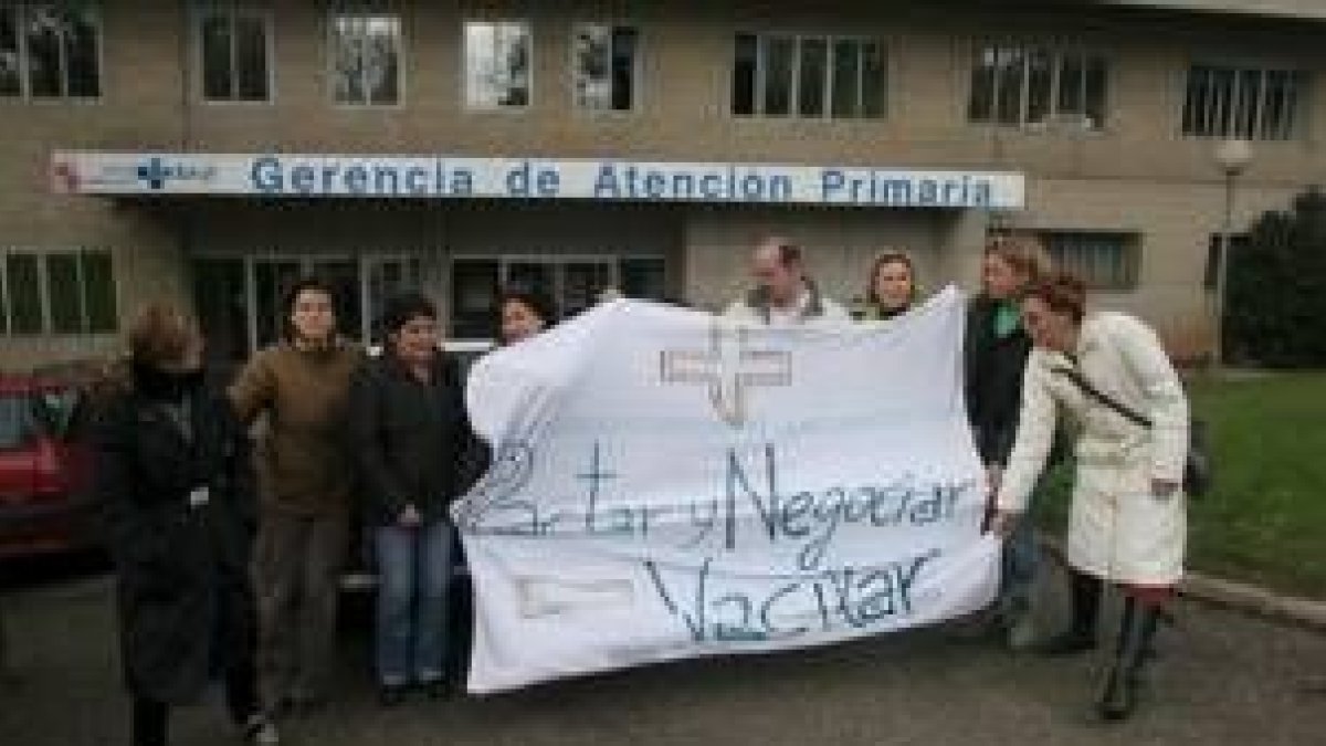 Miembros de la Junta de Personal, la semana pasada protestando ante la Gerencia de Atención Primaria
