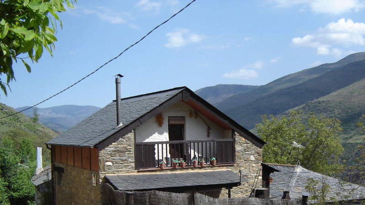 Exterior yuno de los dormitorios de la casarural Carriles Romanos en Odollo, que conserva la construcción rústica.