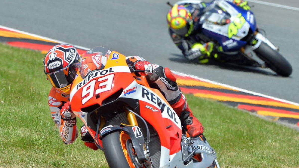 El piloto español Marc Márquez, perseguido por Valentino Rossi, toma una de las curvas del circuito alemán.