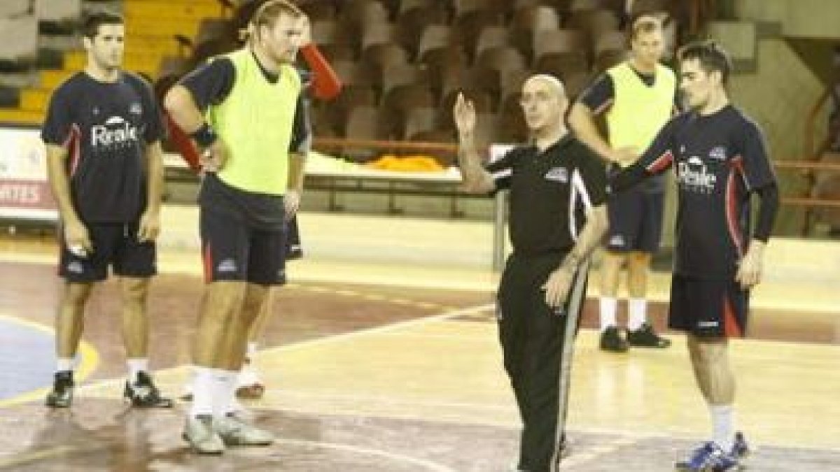 Jordi Ribera da instrucciones a sus jugadores en un reciente entrenamiento con el central sueco Dode
