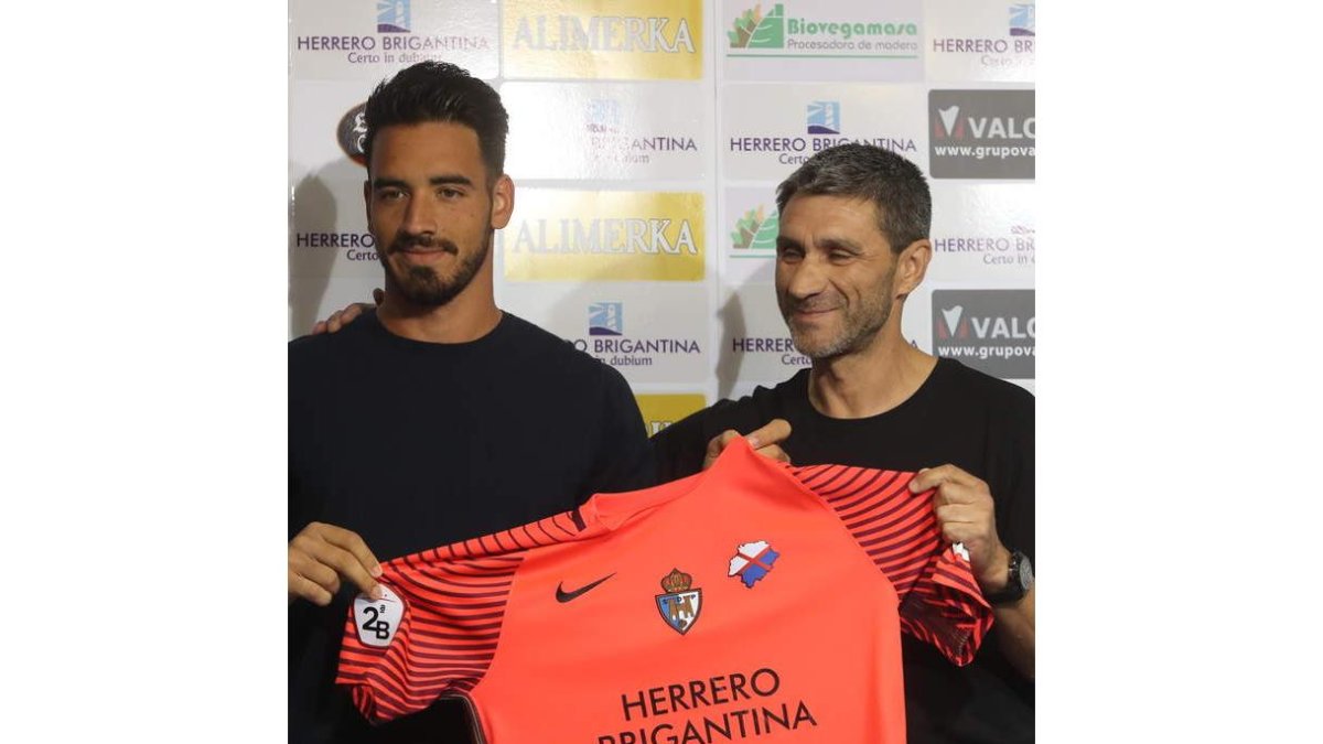 Gazzaniga junto a Tomás Nistal en su presentación. L. DE LA MATA