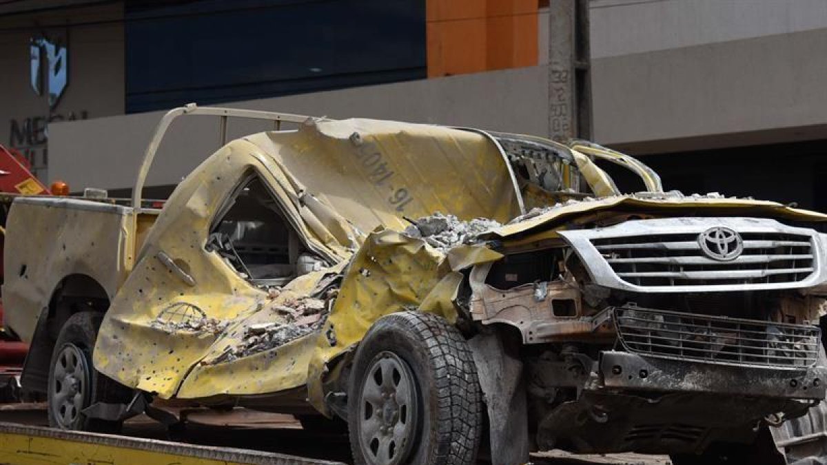 Uno de los vehículos de la firma española Prosegur, incendiado tras un millonario atraco a la empresa en Ciudad del Este (Paraguay).