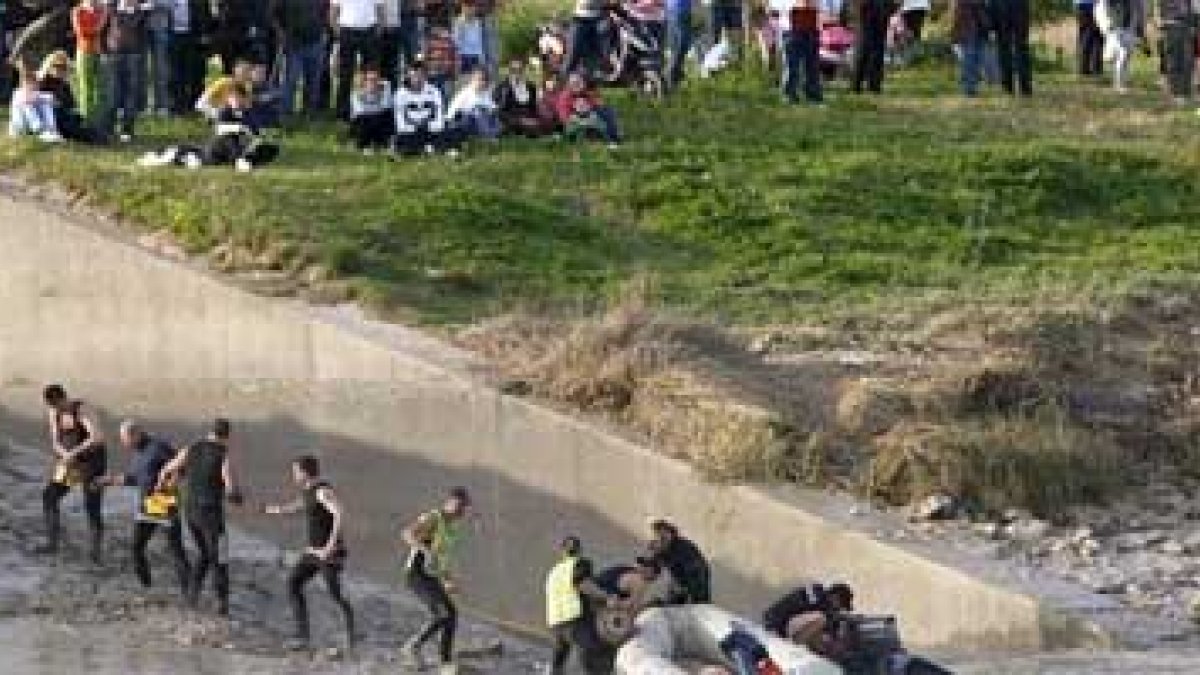 Miembros de los equipos de rescate de la Policía durante las labores de búsqueda del cadáver.