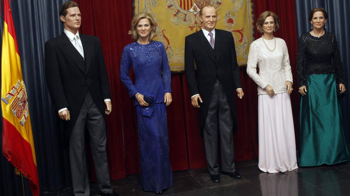 Urdangarín, al lado de la infanta Cristina, don Juan Carlos, doña Sofía y la infanta Elena, de cuyo lugar será quitado hoy.