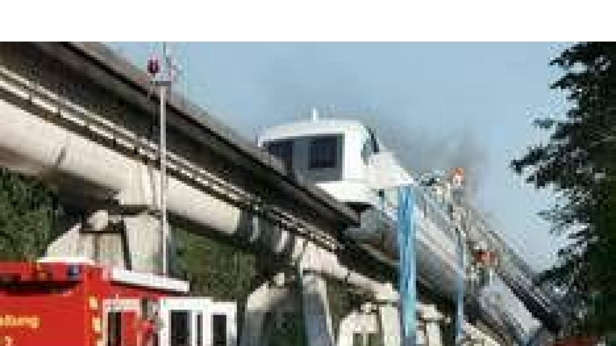 Bomberos y equipos de salvamento tratan de recuperar los cuerpos de las víctimas del Transrapid
