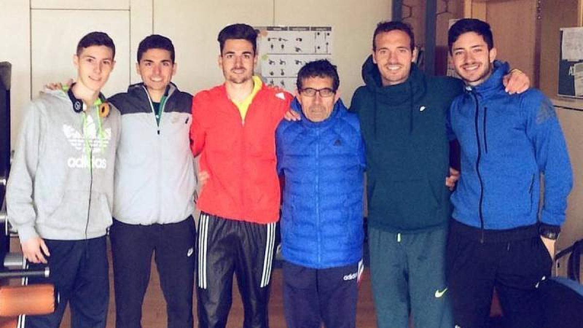 Raúl Celada, segundo por la izquierda, junto a su nuevo entrenador y compañeros. DL