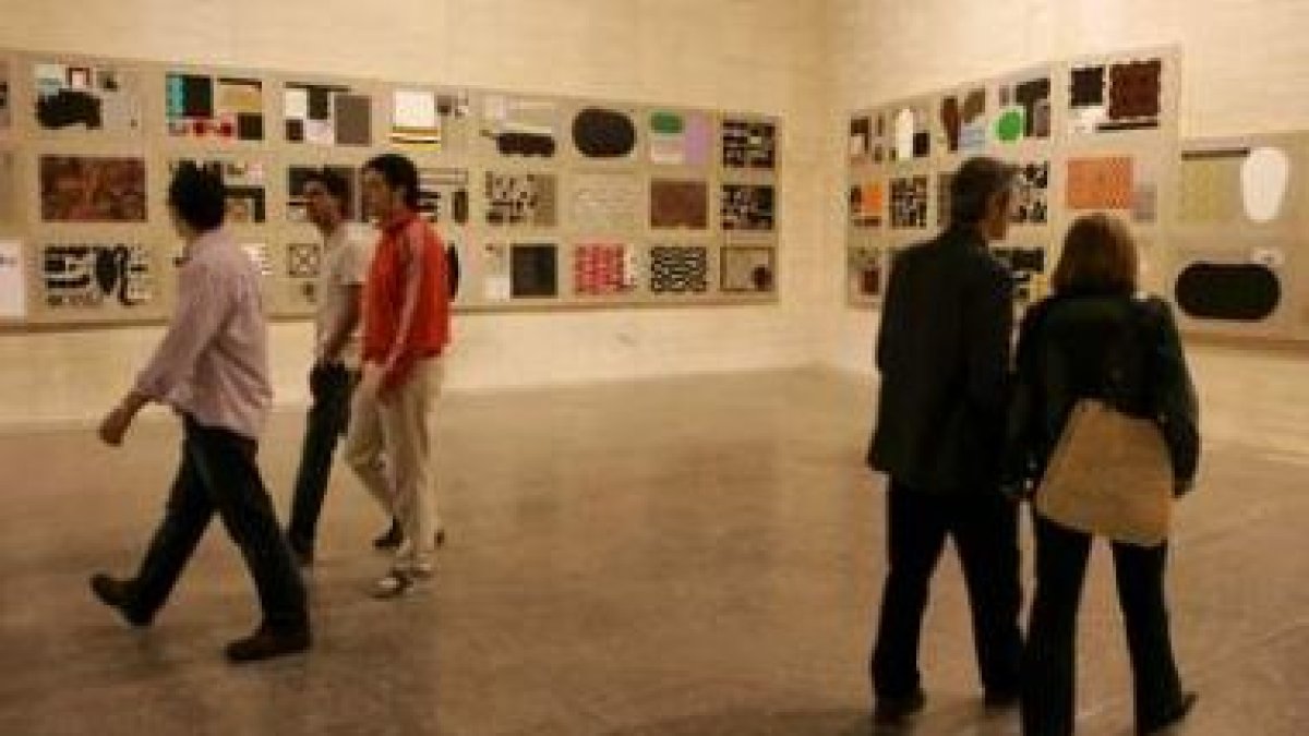 Algunos visitantes en una exposición del Musac