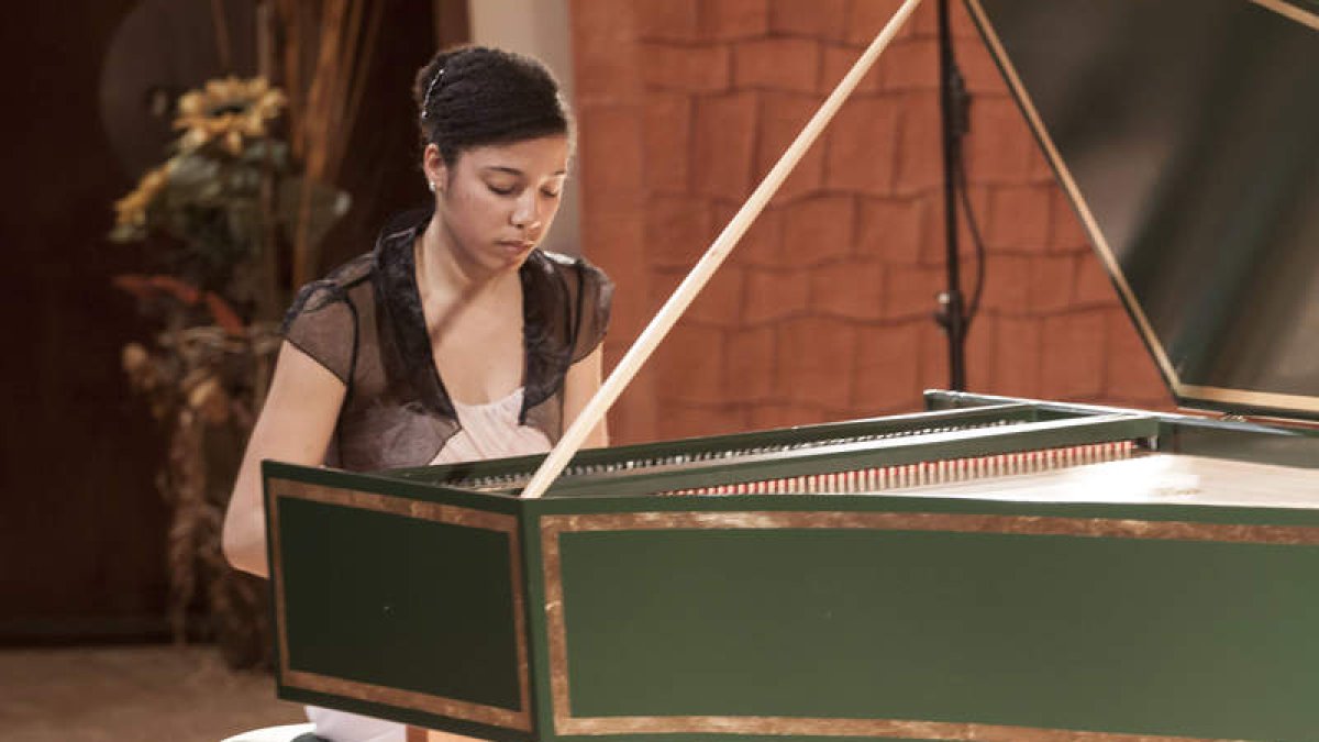 La joven leonesa Sara Johnson Huidobro tocando el clave en un recital. DL