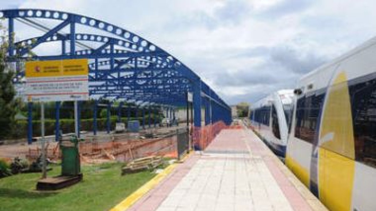 Las obras de la playa de vías de Feve en San Feliz de Torío esperan los últimos remates para entrar