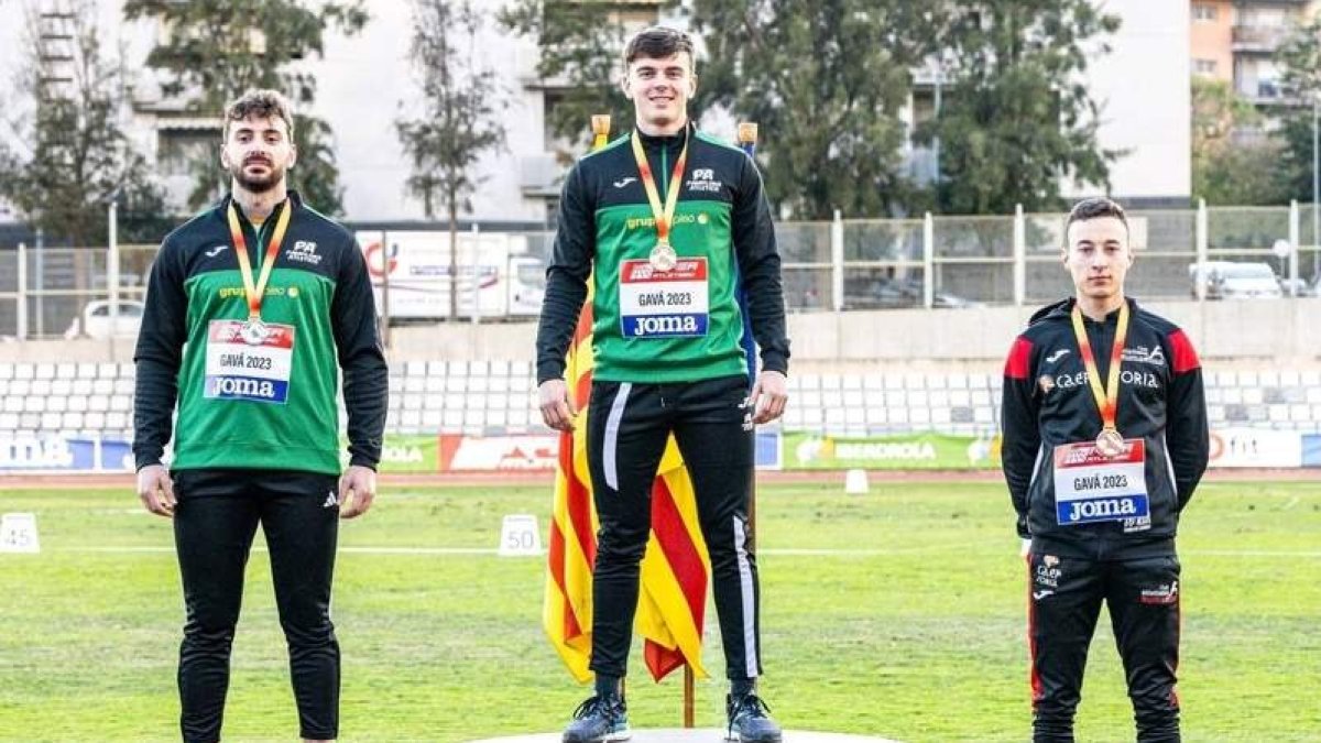 Pablo Costas, a la derecha en el podio, con su medalla de bronce lograda en el Nacional. RFEA/MIGUÉLEZ