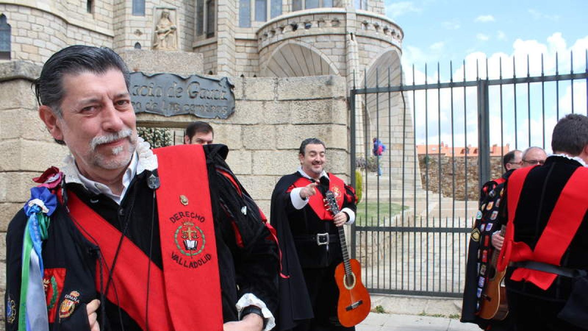Los tunos rondan por la ciudad y animan la jornada. A. VALENCIA