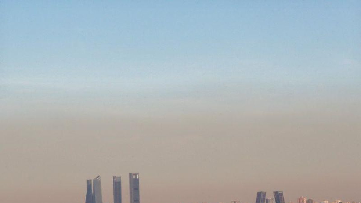 Vista de la capa de contaminación que cubre la ciudad de Madrid.