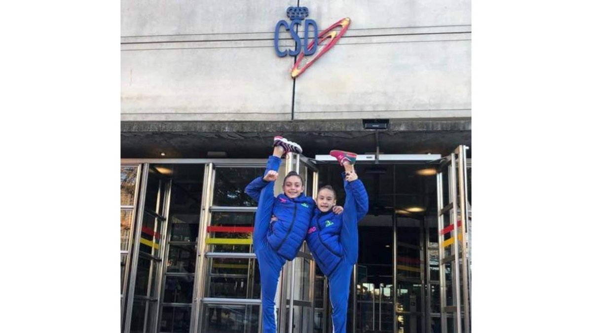 Andrea y Sara delante del Centro de Alto Rendimiento de Madrid. DL