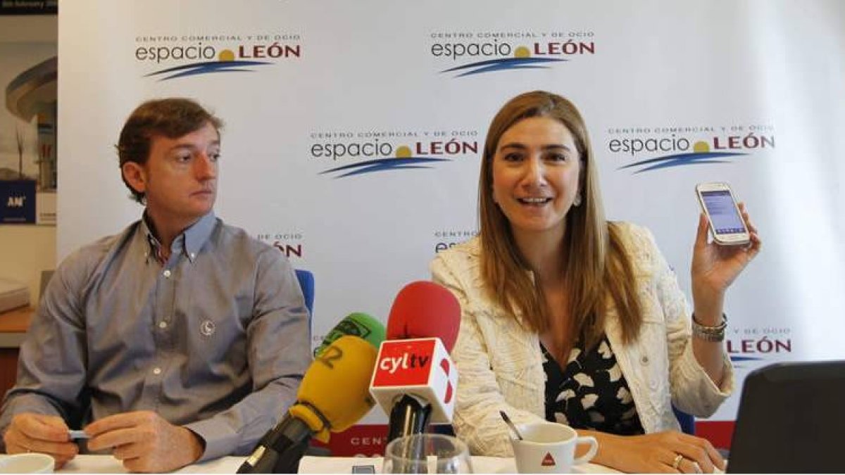 Alfonso Colino, gerente de Espacio León y María Jesús Rodríguez, responsable de márketing.