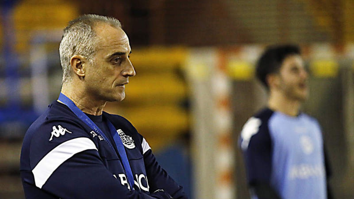El entrenador del Abanca Ademar, Rafa Guijosa, prepara a los suyos para la segunda vuelta. MARCIANO P.