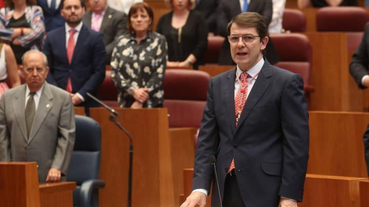 El nuevo presidente de la Junta, Alfonso Fernández Mañueco, jura su cargo.