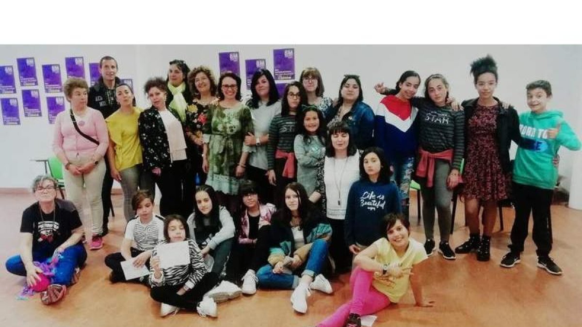 Foto de familia de los participantes en el curso. DL