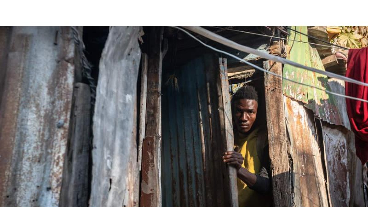 Un hombre observa desde su casa ayer, en Puerto Príncipe (Haití). JOHNSON SABIN