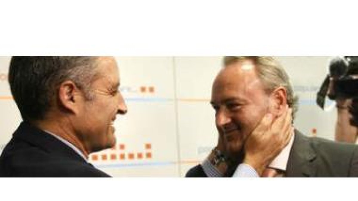 El presidente de la Generalitat Valenciana, Francisco Camps, saluda al alcalde de Castellón, Alberto