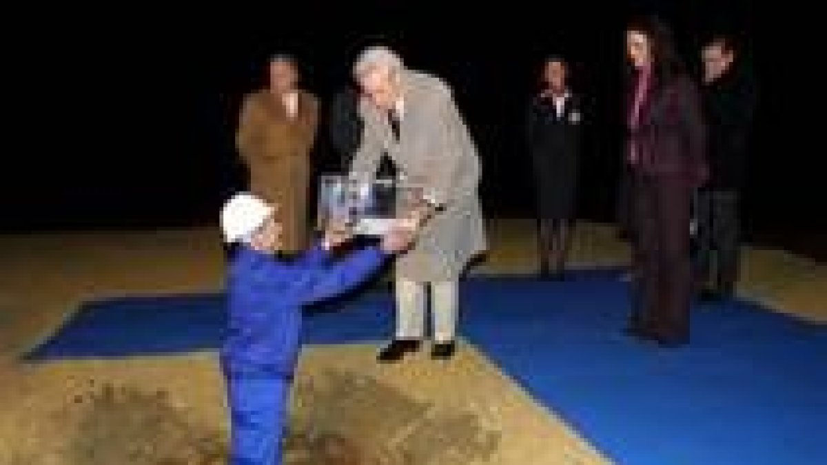 La foto de archivo muestra la primera piedra del rascacielos berciano