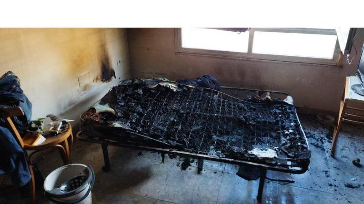 Imagen de la cama quemada facilitada por los bomberos. DL