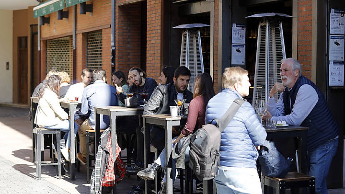 Una terraza en el centro de León. MARCIANO PÉREZ