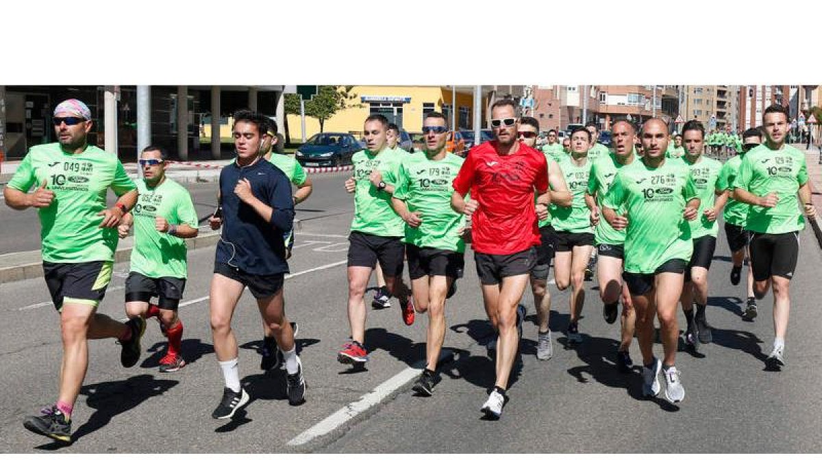 Los 10 K Universitarios de León contaron en la línea de salida con cerca de 300 atletas. FERNANDO OTERO