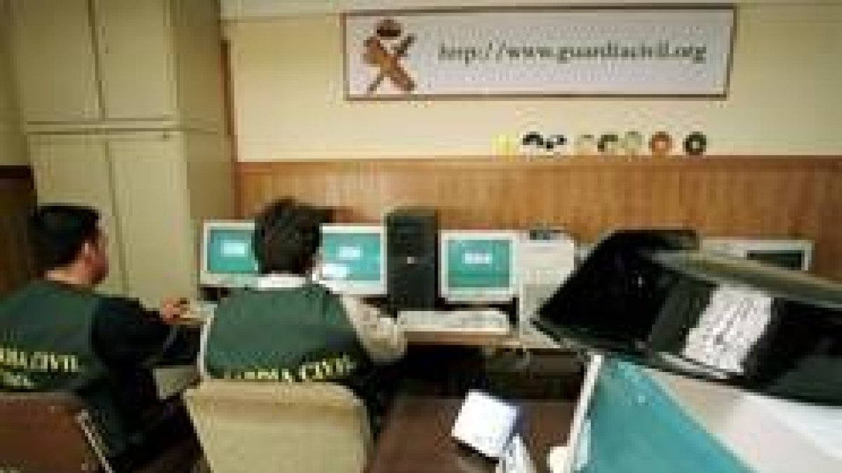 Dos agentes controlan contenidos de Internet en una unidad de delitos informáticos