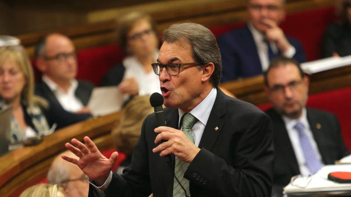El presidente catalán, durante su intervención ayer en el Parlamento catalán.