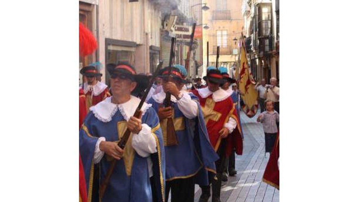 Los zuizones disparando sus arcabuces en su recorrido hacia la catedral.