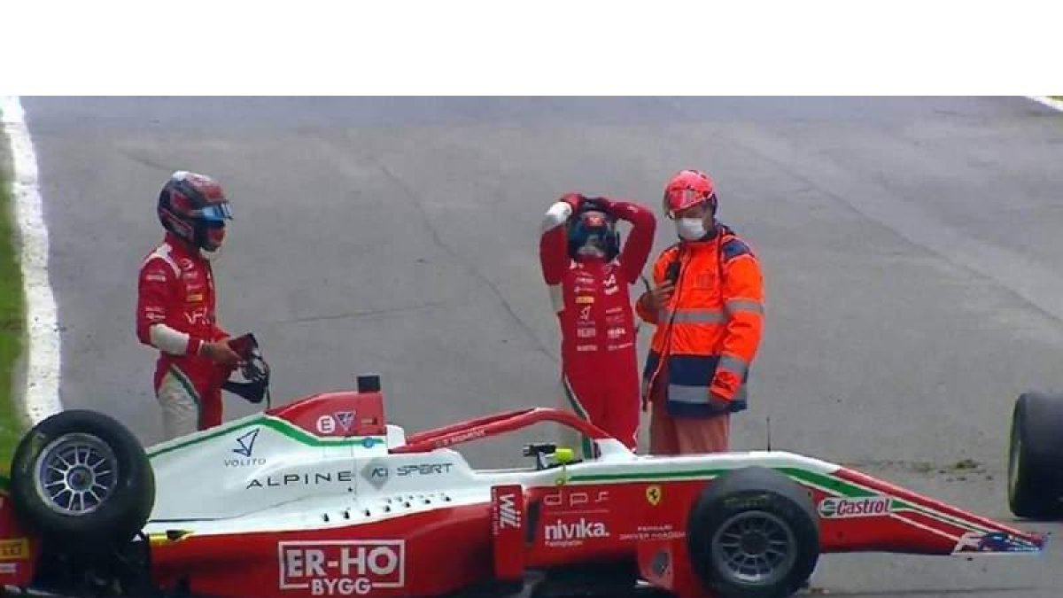 David Vidales, a la izquierda junto a Dino Beganovic tras el accidente que obligó a los dos pilotos a abandonar la carrera. FRECA