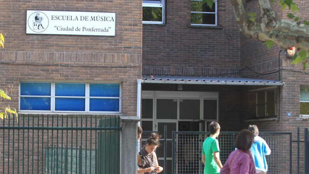 La escuela de música está en la avenida de la Libertad.