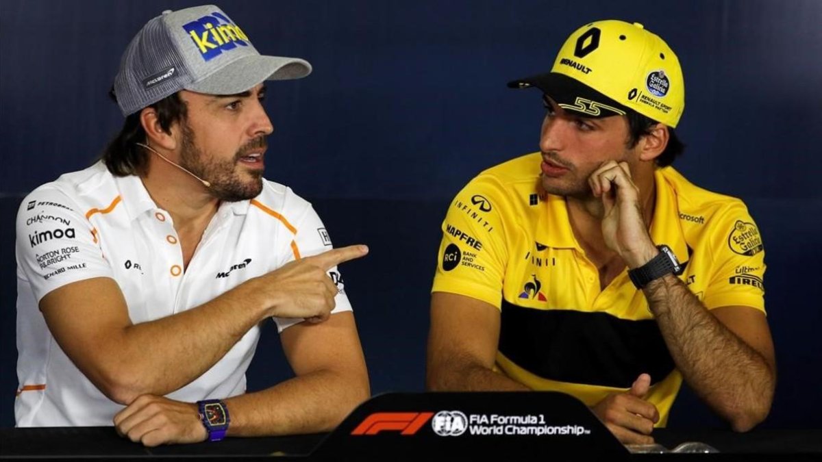 Fernando Alonso (McLaren) y Carlos Sainz (Renault), en el GP de Barcelona, el pasado mes de mayo. /