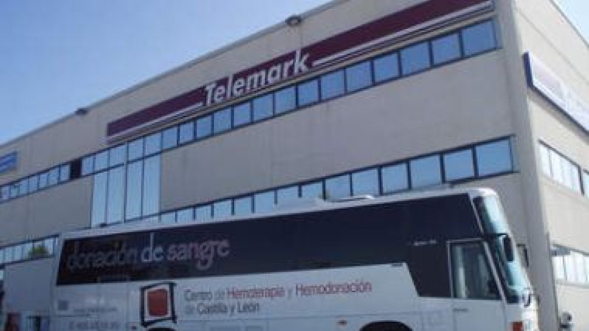 La unidad móvil del Centro de Hemoterapia, en la sede de Telemarkt.