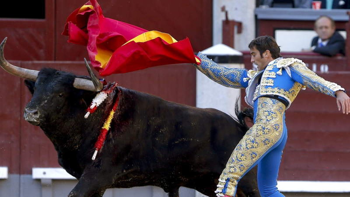 El diestro Antón Cortés en la faena de muleta.