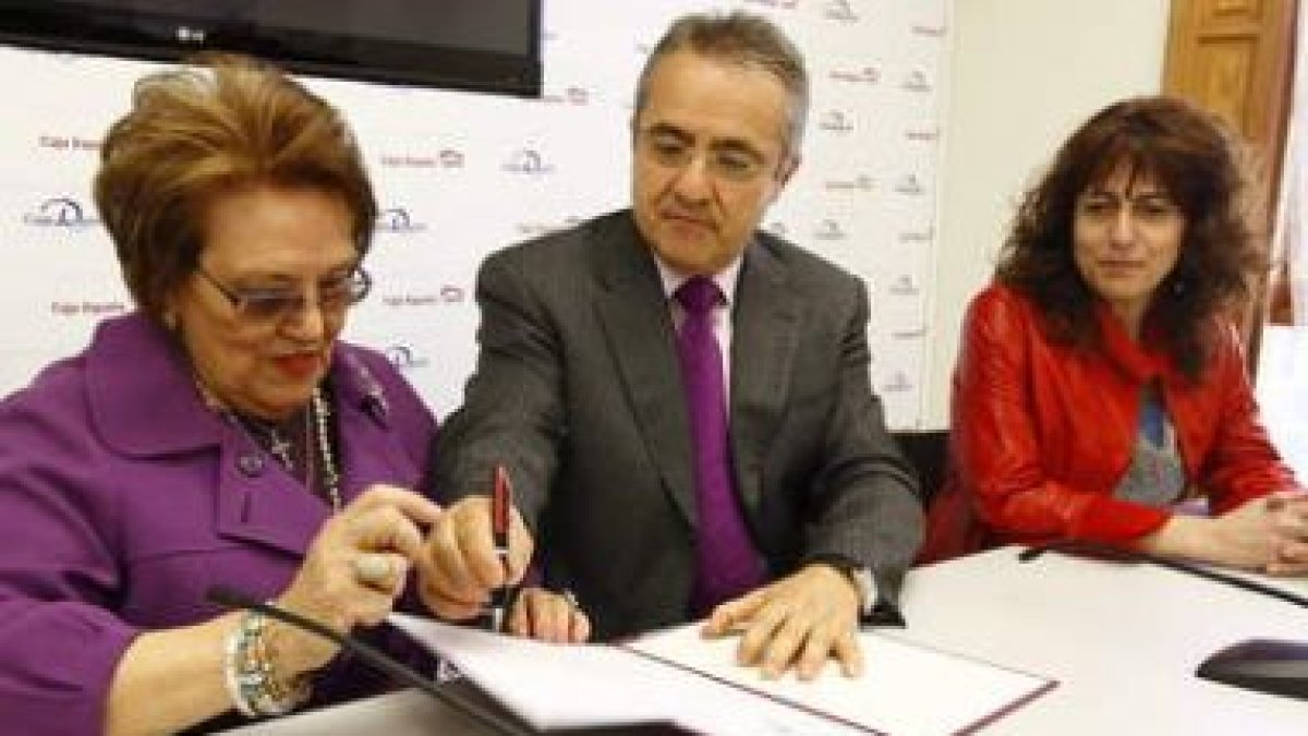 Mercedes García, Dionisio Domínguez y Flor Juan.
