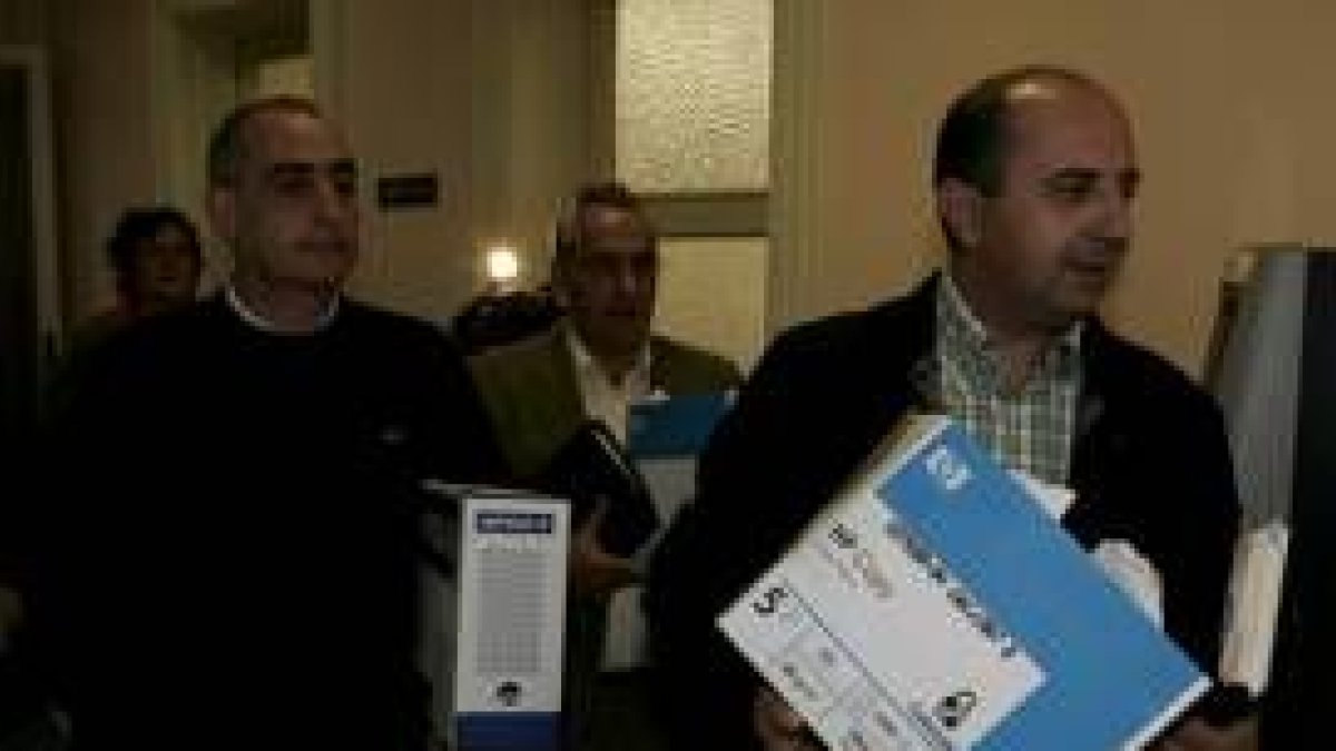 El alcalde de La Pola de Gordón, Francisco Castañón, entra en la Subdelegación con las alegaciones